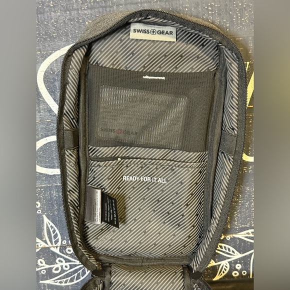 SWISSGEAR Convertible Handle Hanging Dopp
Bag Accessory - Picture 6 of 8